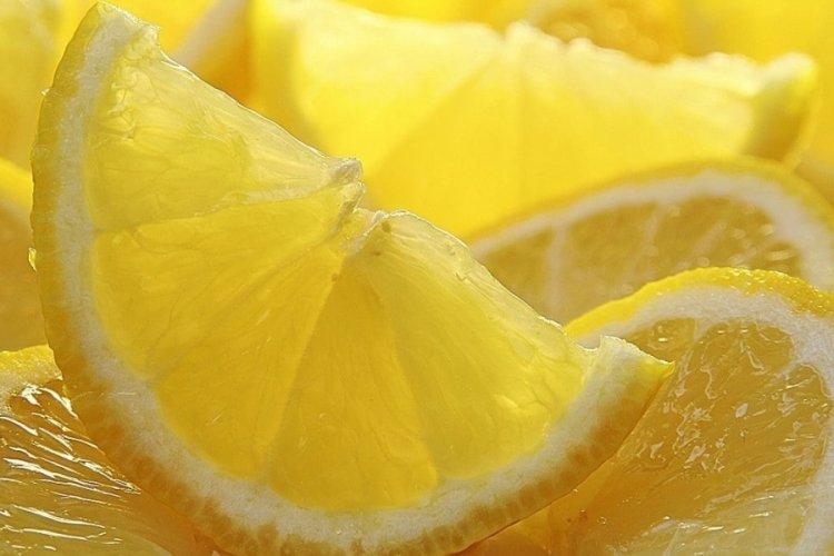 Zehirden beter! Limonu b&ouml;yle t&uuml;ketiyorsanız...