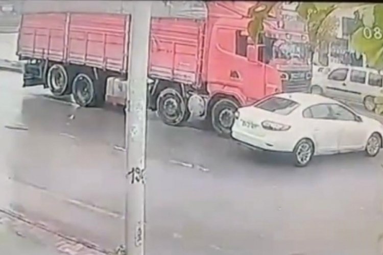 Kamyon &ouml;n&uuml;ne aldığı otomobili metrelerce s&uuml;r&uuml;kledi