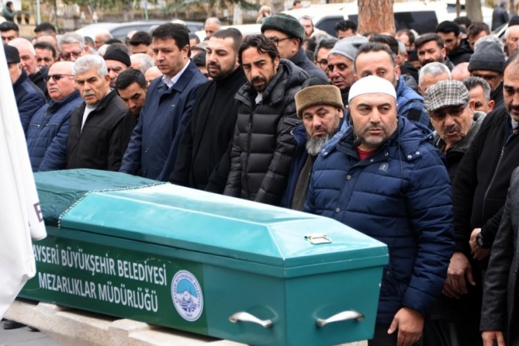 İbrahim &Ouml;zt&uuml;rk'&uuml;n annesi son yolculuğuna uğurlandı