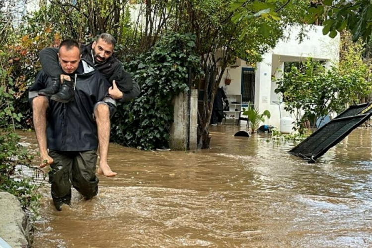 Muğla ve Antalya'da su baskınları yaşandı!
