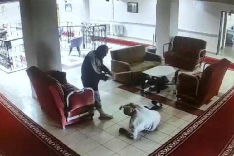Samsun'da huzurevinde bastonlu, tekmeli kavga! &Ouml;l&uuml;mle bitti...