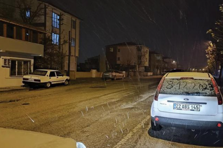 Edirne'de kar yağışı başladı