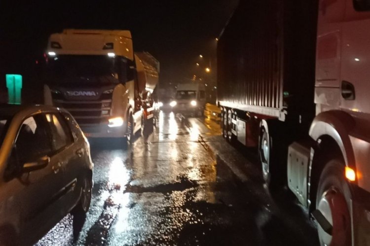 Bolu'da tır ve hafif ticari ara&ccedil; &ccedil;arpıştı