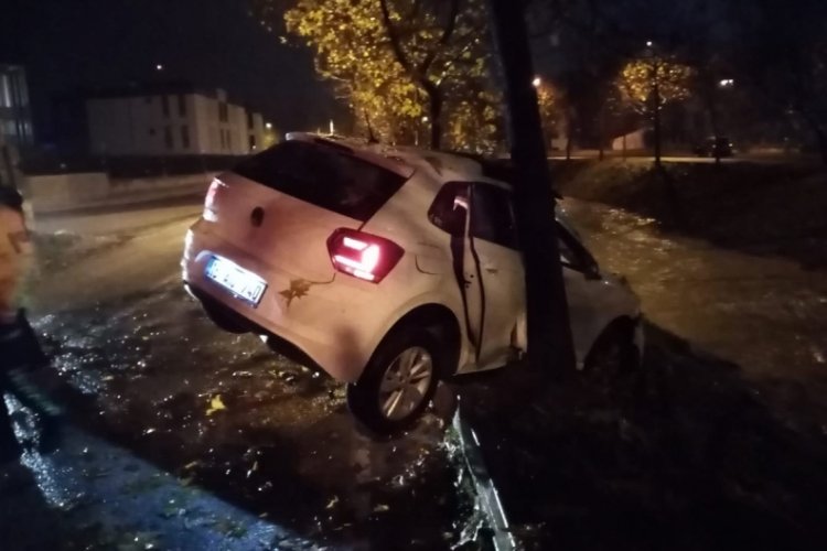 Bursa'da 2 &ccedil;ocuk, ka&ccedil;ırdıkları otomobille kaza yaptı!