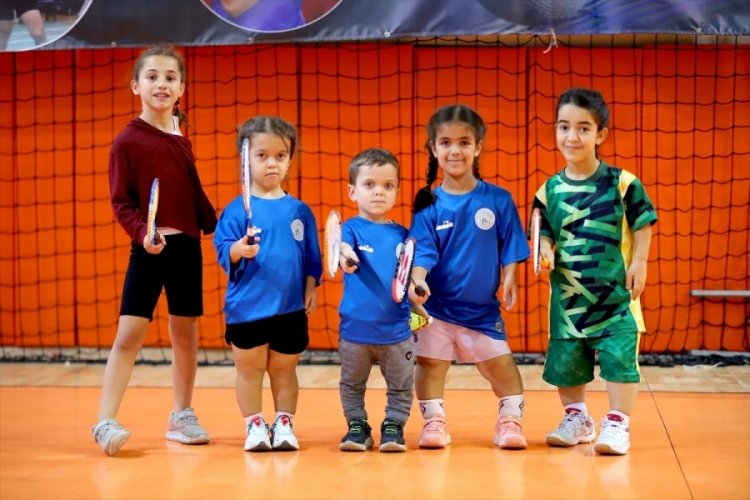 Para badmintoncu sporcular raketlerini milli forma i&ccedil;in sallıyor