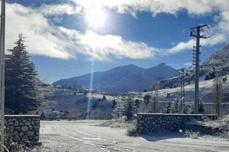 Antalya'da kar yağışı yolları kapattı