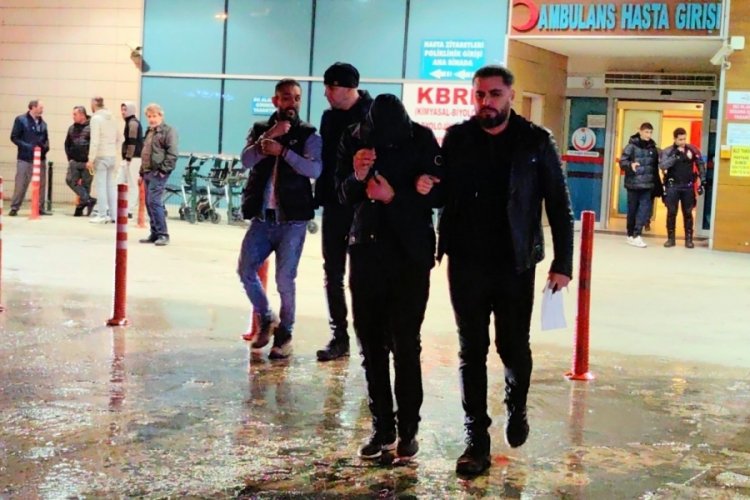 Bursa'da park halindeki ara&ccedil;tan hırsızlık yapan şahıslar yakalandı