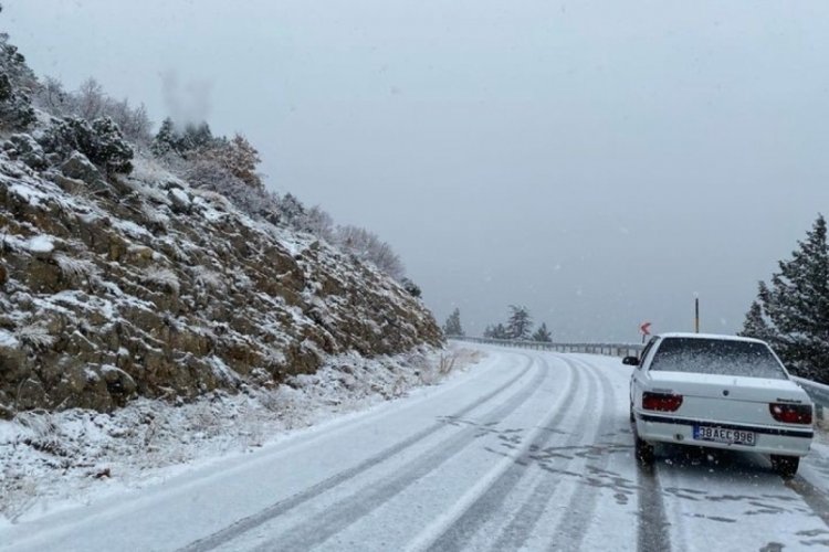 Adana'nın y&uuml;ksek kesimleri beyaza b&uuml;r&uuml;nd&uuml;