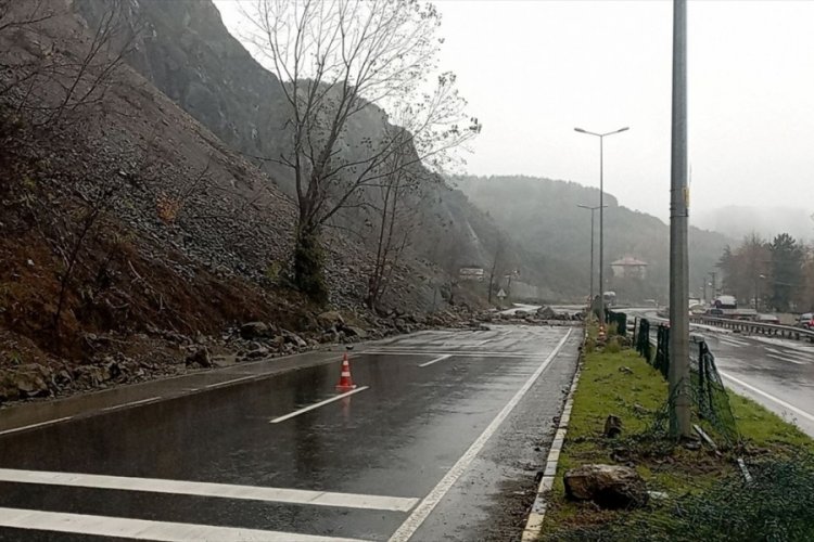 Zonguldak-Alaplı kara yolunda heyelan nedeniyle ulaşım tek y&ouml;nden sağlanıyor