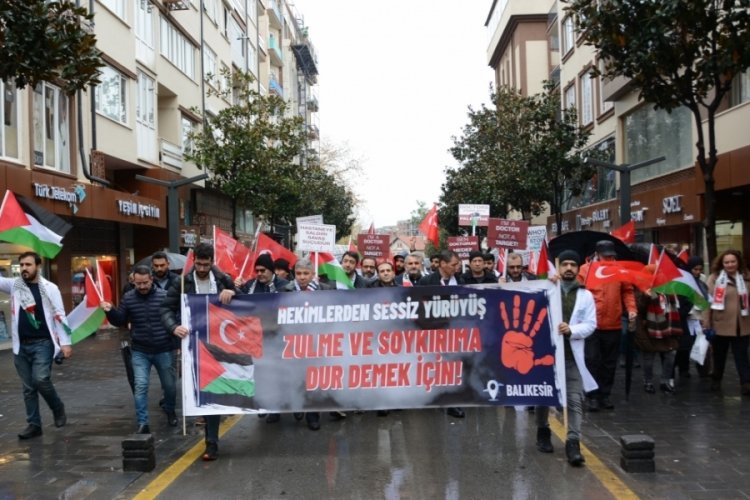 Bursa ve Balıkesir'de hekimlerden Gazze i&ccedil;in "sessiz y&uuml;r&uuml;y&uuml;ş"