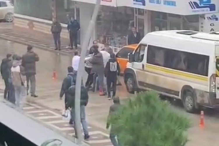 Bursa'da yol verme kavgası! Sokağı ringe &ccedil;evirdiler