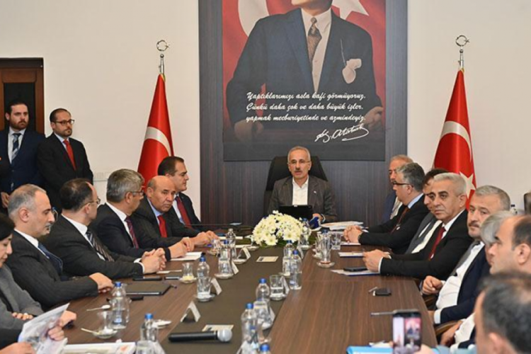 Bakan Abdulkadir Uraloğlu: Muğla'da b&ouml;l&uuml;nm&uuml;ş yol uzunluğunu 461 kilometreye &ccedil;ıkardık