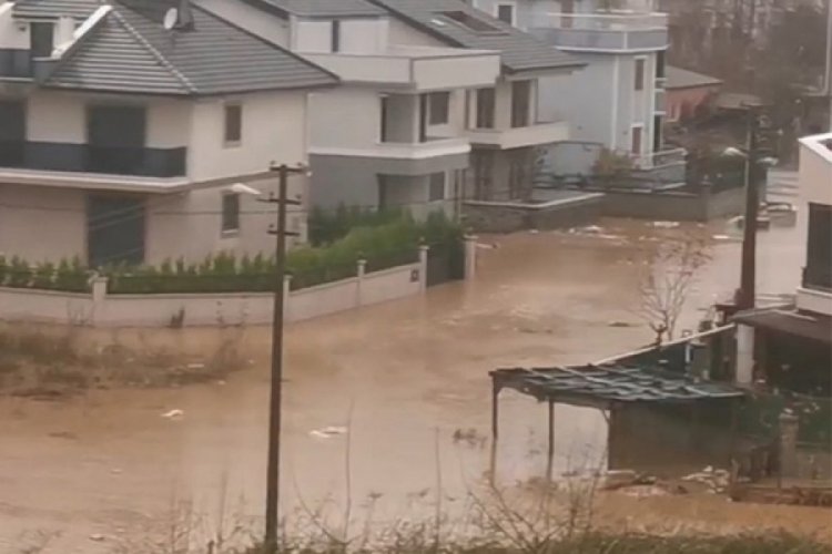 Yalova'da dere taştı, evleri su bastı!