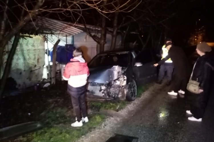 Bursa'da otomobil, TIR'a &ccedil;arptı: 2 yaralı