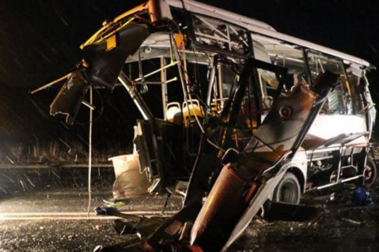 Eskişehir'de iki otob&uuml;s ve karavan &ccedil;arpıştı!