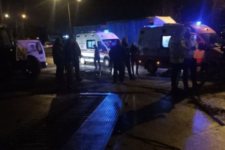 Bolu'da otomobil, trakt&ouml;r bayisine girdi: 2 yaralı