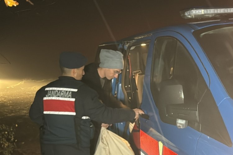 D&uuml;zce'de ormanda mahsur kalan 2 genci jandarma kurtardı!