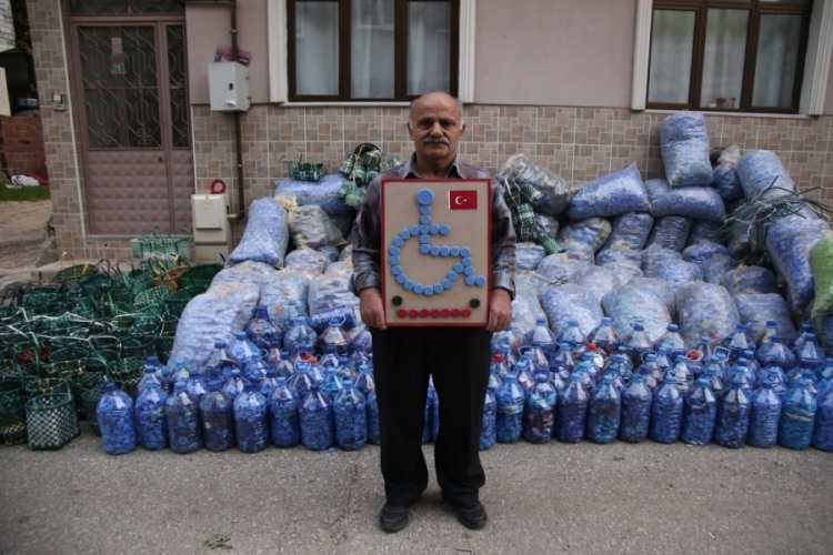 Bursa'da topladığı 1 ton kapakla engelliler i&ccedil;in tekerlekli sandalye aldı