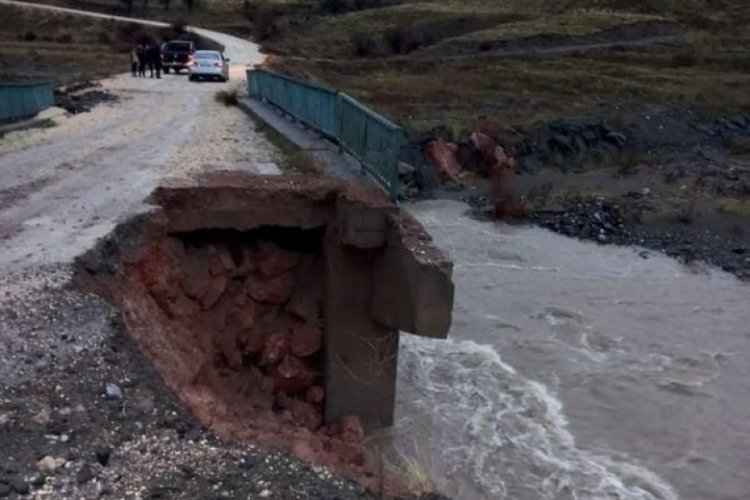 Malatya'da aşırı yağış sonrası k&ouml;pr&uuml; de g&ouml;&ccedil;&uuml;k meydana geldi
