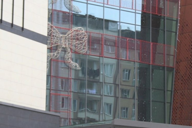 Rize'de yılbaşı s&uuml;s&uuml; tartışması: Kurdeleye ''fiyonk ve şerit'' takviyesi