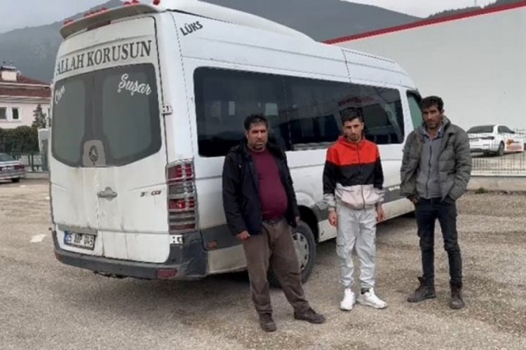 Minib&uuml;ste ka&ccedil;ak g&ouml;&ccedil;menler: S&uuml;r&uuml;c&uuml; ve 2 arkadaşı tutuklandı