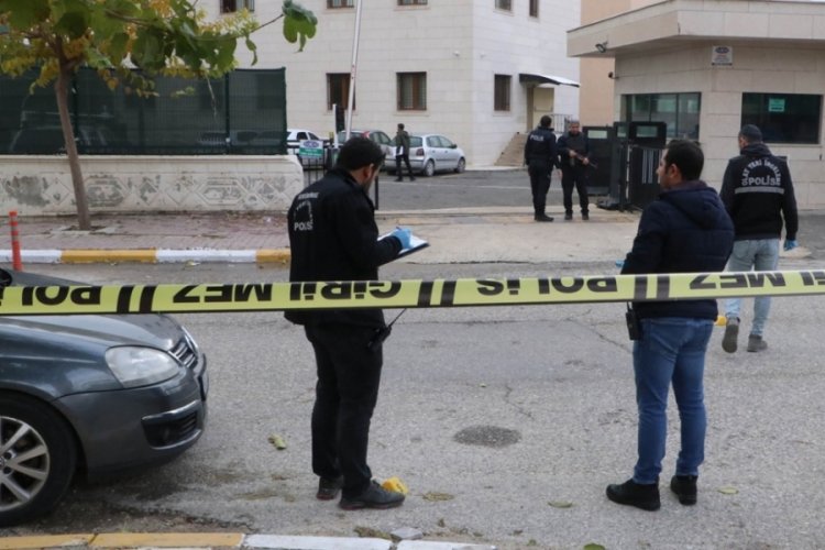 Emniyet &ouml;n&uuml;nde silahlı kavga: 1 &ouml;l&uuml;, 2 yaralı