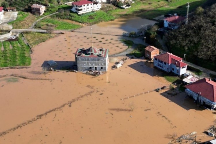 Sakarya'da dereler taştı, yolları su bastı!