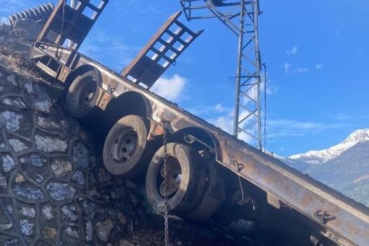 Adana'da devrilen TIR alev aldı: 1 &ouml;l&uuml;, 1 yaralı