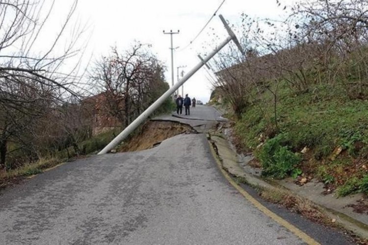 D&uuml;zce'de iki k&ouml;y yolu kapandı