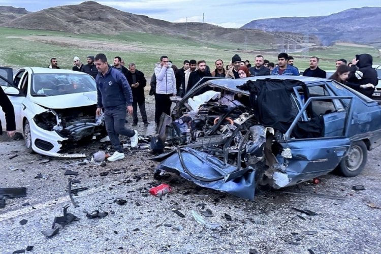 Adıyaman'da iki otomobil kaza yaptı! 3 &ouml;l&uuml;, 3 yaralı