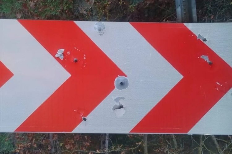 Bursa'da magandaların hedef tahtası olan y&ouml;n tabelaları kevgire d&ouml;nd&uuml;!