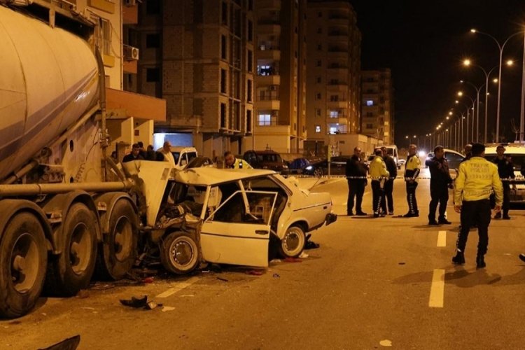 Adana'da TIR'a &ccedil;arpan otomobil tanınmaz hale geldi! 1 &ouml;l&uuml;, 4 yaralı