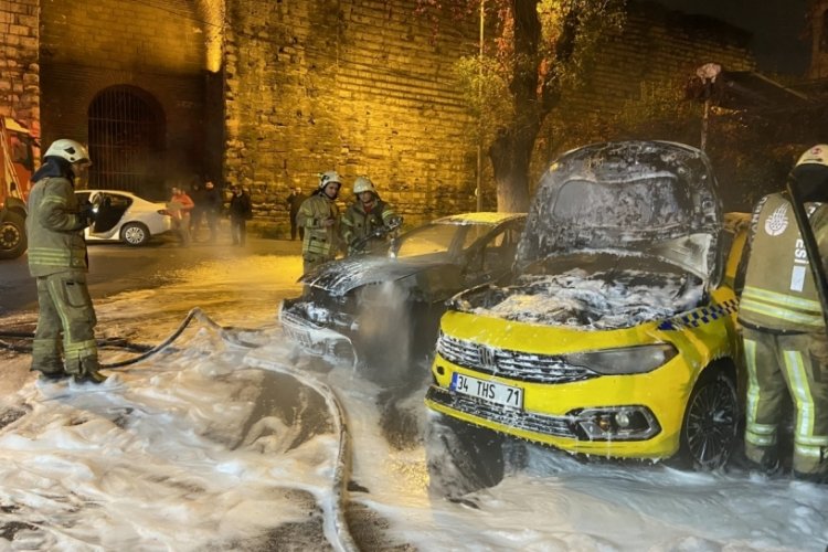 İstanbul'da park halindeki ticari taksi ve otomobil alev alev yandı