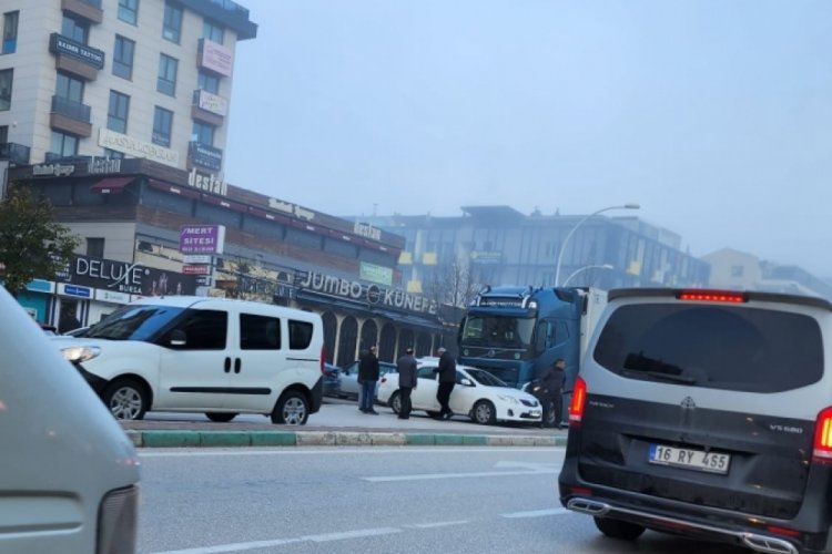 Bursa'da kaza! Tır aracı &ouml;n&uuml;ne aldı