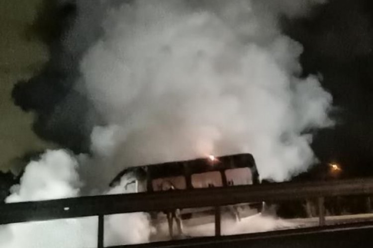 İstanbul-Bursa yolunda servis minib&uuml;s&uuml; alev alev yandı