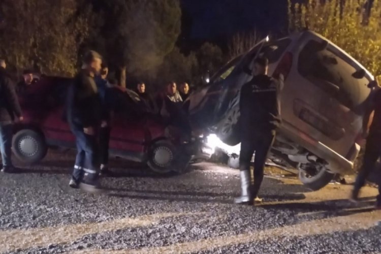 Manisa'da iki otomobil kafa kafaya &ccedil;arpıştı! 7 yaralı