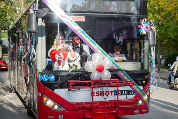 Yolcu taşıdığı otob&uuml;sle nikahına geldi