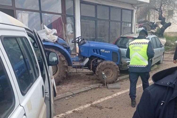 S&uuml;r&uuml;c&uuml;n&uuml;n şeker komasına girdiği minib&uuml;s park halindeki trakt&ouml;re &ccedil;arptı! Faciadan d&ouml;n&uuml;ld&uuml;
