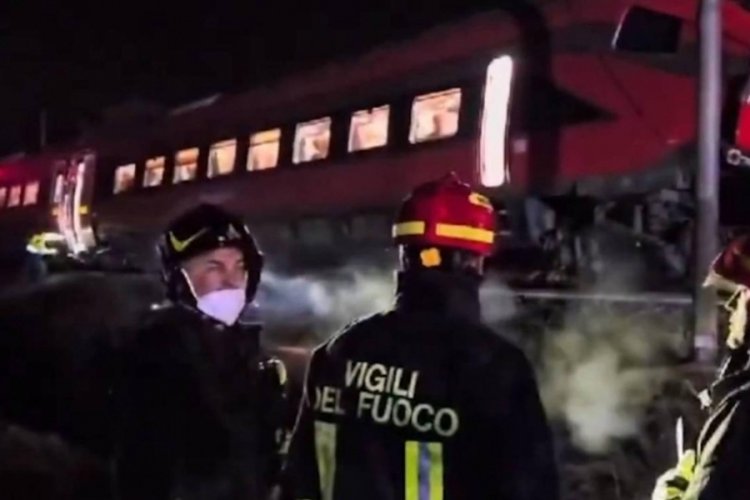 İtalya'da yolcu trenleri &ccedil;arpıştı: 17 yaralı
