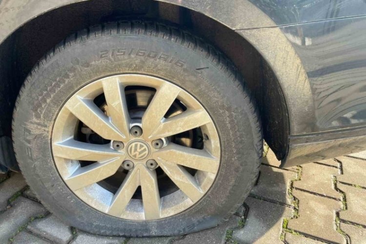 Armutlu Belediye Başkanı'nın ara&ccedil;larına saldırı