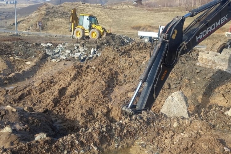 Hakkari'de i&ccedil;me suyu şebekesi patladı!