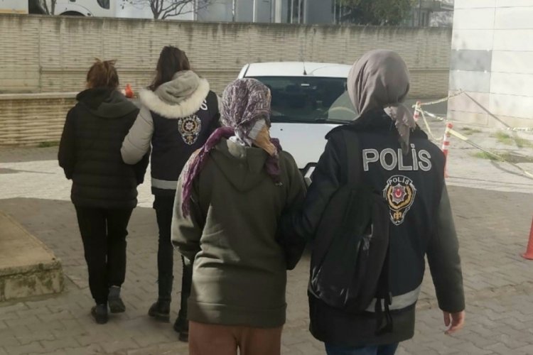 Hırsızlık su&ccedil;undan aranan kadınlar hırsızlık yapmak isterken yakalandılar!