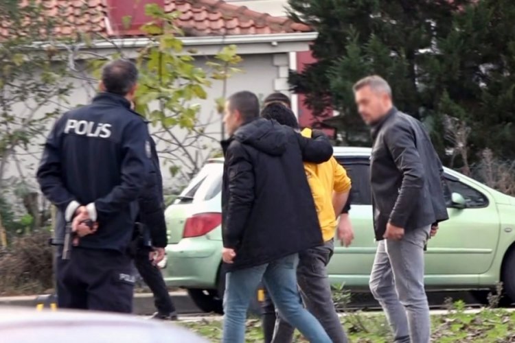 Sakarya'da parkın ortasında kız arkadaşını silahla rehin aldı!