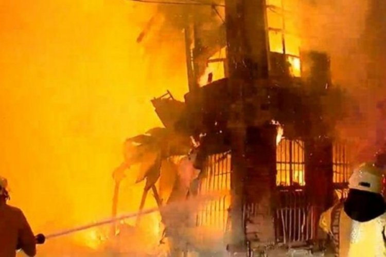 İstanbul'da 2 katlı ahşap binada yangın!