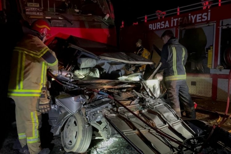 İznik-Adapazarı yolunda otomobil iki tırın arasında sıkıştı! 1 &ouml;l&uuml;, 1 yaralı