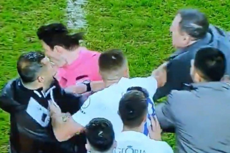Futbolda b&uuml;y&uuml;k şok! Başkan, hakeme yumruk attı