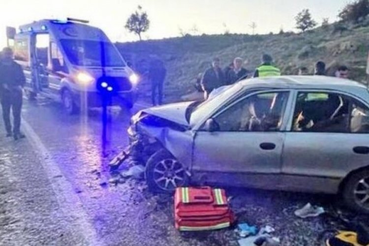 Manisa'da iki otomobil &ccedil;arpıştı: 3'&uuml; ağır 8 yaralı