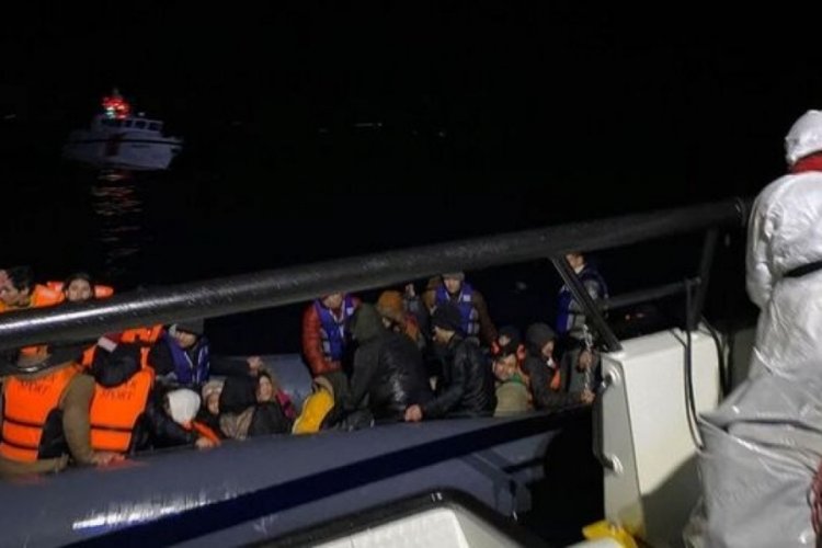 Ayvalık a&ccedil;ıklarında 83 d&uuml;zensiz g&ouml;&ccedil;men kurtarıldı