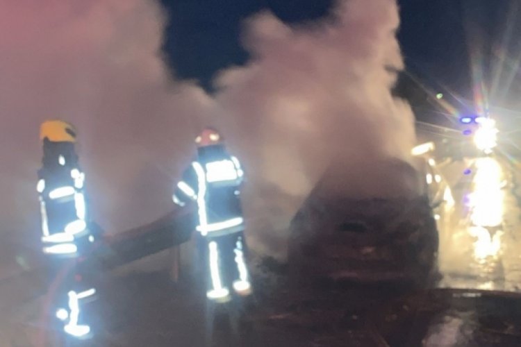 Mersin'de seyir halindeki otomobil yandı