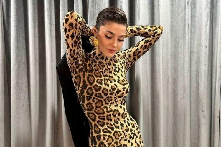 Hande Er&ccedil;el'in leopar desenli elbisesi g&uuml;ndem oldu
